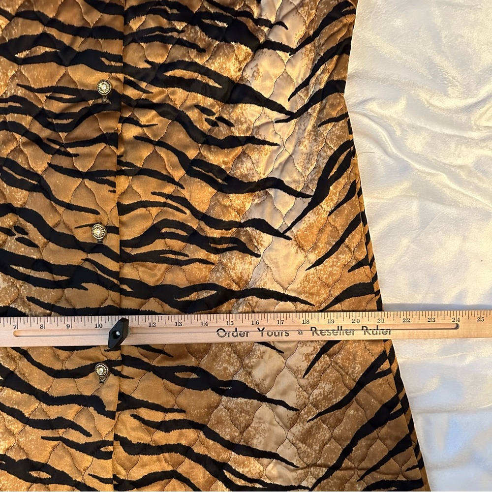 Vintage 60s Tiger Print Quilted House Dress Robe Sz 10 Union Made Velvet Neck - Picture 8 of 12